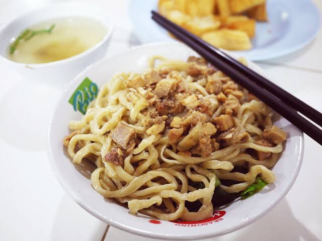 3. Bakmi Ayam Berkat - Best Noodles.Ini tempat emang terkenal kalo soal mi karetnya. Teksturnya chewy, digigit gak gampang putus, bumbunya meresap banget. Cocok buat suka mi yang rada keras dan ngunyah. Don’t underestimate their chicken. 5 Tirta Lie.Loc: Sunter Indah Raya