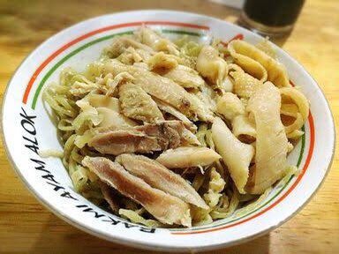4. Bakmi Ayam Alok - Easiest option.They’re basically anywhere. Cabangnya banyak, solusi cepat memenuhi craving. Rasa oke tapi konon cabang terbaik yang di Petojo, Tanah Abang. Gw sih paling sering beli di cabang AEON JGC karena deket rumah.