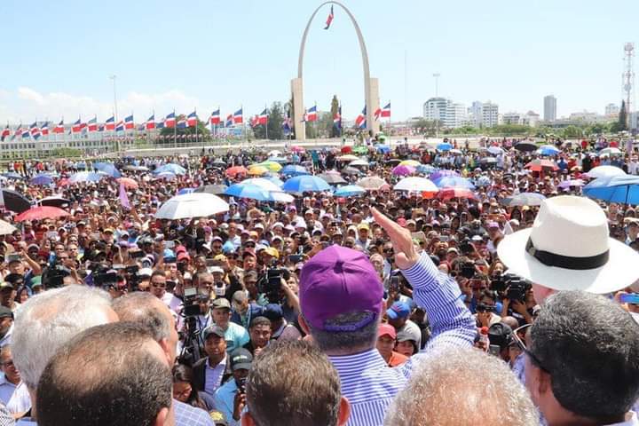 keylaReyna04's tweet photo. En cada momento hemos luchado junto a nuestro líder @LeonelFernandez del lado correcto de la historia en defensa de que respeten los derechos de todos los dominicanos. 
Ahora seguiremos junto a el y a la #FuerzaDelPueblo #FelizMiercoles https://t.co/oWREJoTlWe