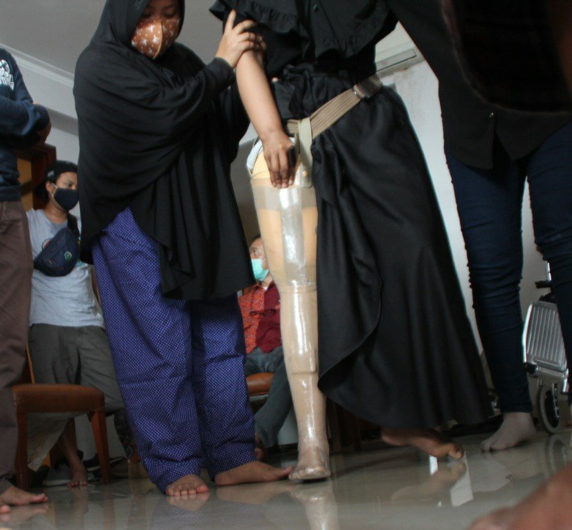 bakrieamanah's tweet photo. Saat serah terima kaki palsu, Paman dari Riska, Ulil Amri menyampaikan Terima kasih kepada @aburizalbakrie
,@bakrie_amanah & TNI yang telah memberikan bantuan kepada Riska dari awal hingga saat ini.
#riskavolly
#sehatuntuknegeri
#bakrieuntuknegeri
#bakrieamanah
#bakrie https://t.co/rBz8NtfooM