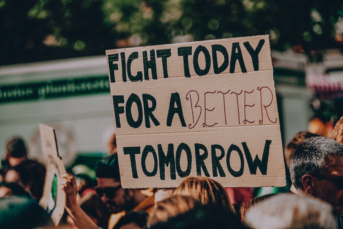 เห็นภาพนี้แล้วขนลุกมาก ประวัติศาสตร์ที่ต้องจารึกไว้ ในวันที่เราออกมาเรียกร้อง เราเป็นประชาชนที่มีแต่ประชาชนด้วยกันอยู่ข้างๆ แสดงให้ถึงระบบต่างของประเทศ ว่าเจ้าหน้าที่ไม่ได้ยืนข้างประชาชน แต่ประชาชนมีแค่ประชาชนด้วยกัน 
*ขออนุญาตเจ้าของภาพนะคะ 
#ม๊อบ14ตุลา