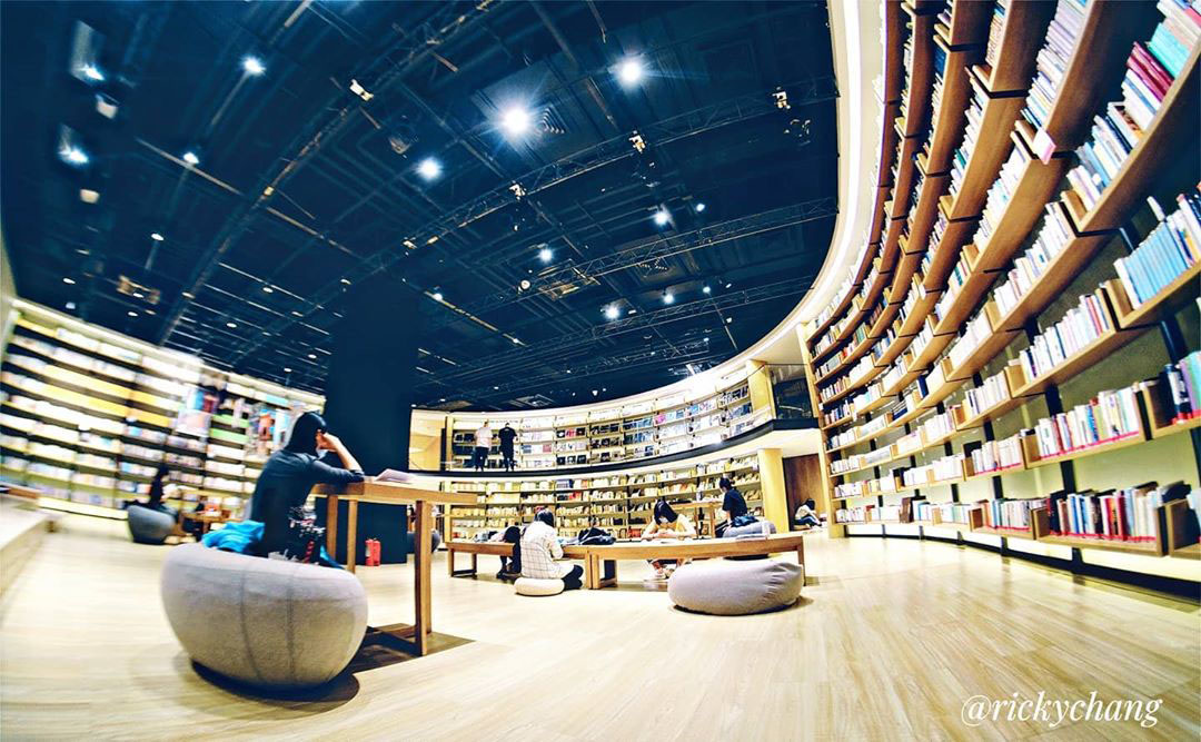 VisitBeijingcn's tweet photo. Xiaodao is a cultural space with stunning architecture and an impressive array of books, records, and movies. It's the brainchild of musician/talk-show host/philanthropist Gao Xiaosong who personally curated the selection. 📚 
📸 @Rickychangphotography 
#ModernBeijing https://t.co/7Sv6UoaGdi