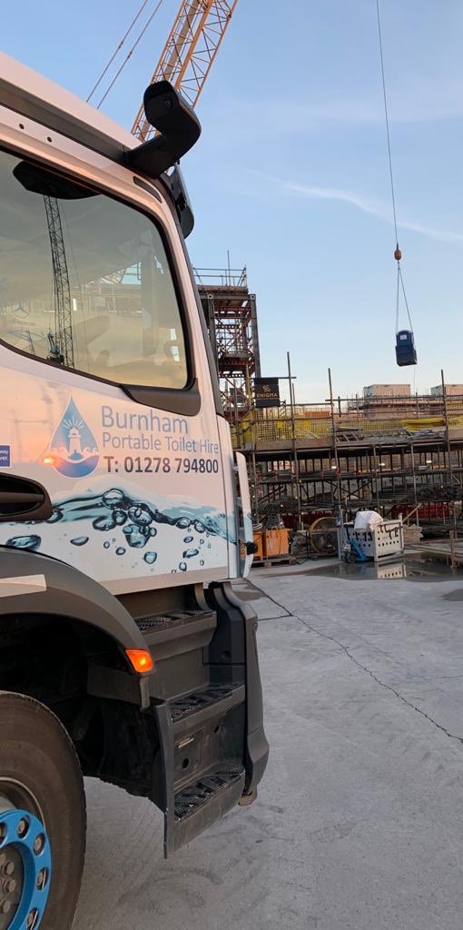 Burnhampth's tweet photo. Good morning π can you spot the flying looπ½π§»? Have a lovely day and enjoy the sunshine βοΈ
#loocrew #siteportabletoilets #sitelife #toilethiresomerset #crane #flyingtoilets https://t.co/rx57LySpJk