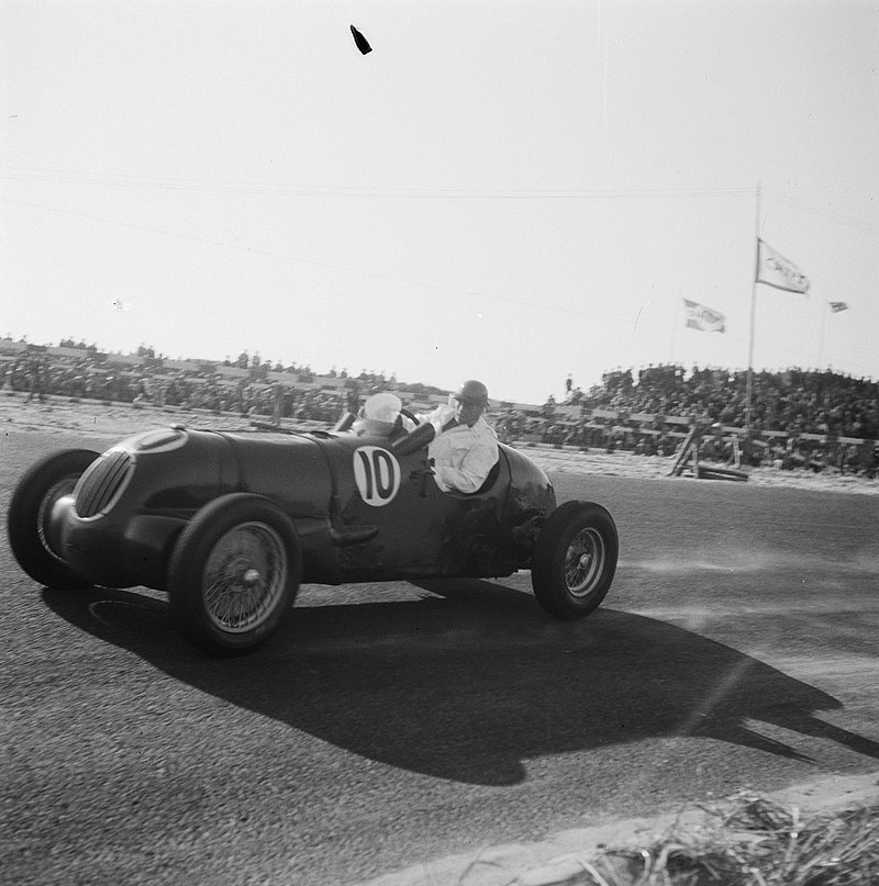 BritishHistorym's tweet photo. #otd 16 October 1918 – Tony Rolt MC & BAR, was born (d. 2008)
He was a British racing driver, soldier & engineer. A war hero, Rolt maintained a long connection with the sport, albeit behind the scenes.
#Britishhistory #tonyrolt https://t.co/o2oaGUUMOf