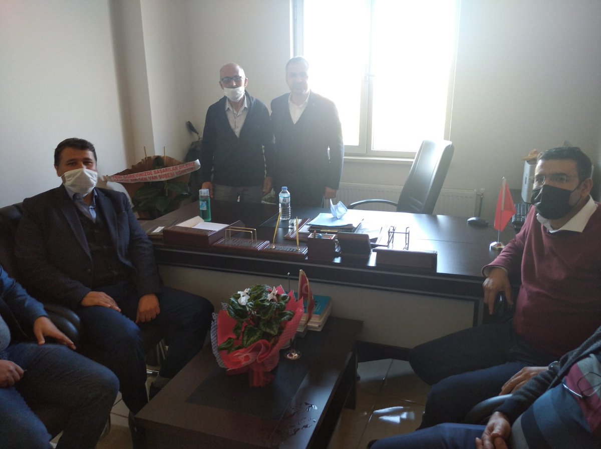 İlçemiz Milli Eğitim şube müdürlüğüne atanan Mehmet GÜZELYILDIZ müdürümüze hayırlı olsun ziyaretinde bulunduk.