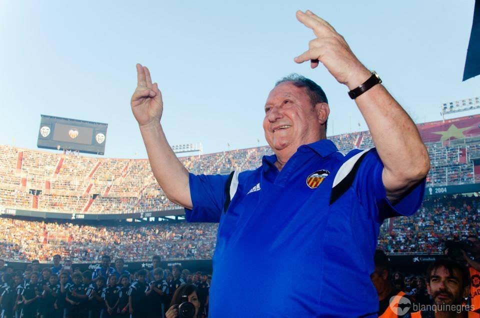 APValencianiste's tweet photo. Una noticia muy triste. Nos deja un grande y muy querido por jugadores, afición y todo el mundo del fútbol. Una LEYENDA 🦇

Un gran profesional y mejor persona. SIEMPRE en nuestros corazones ❤️

Descansa en Paz, ESPAÑETA ��🏼🌹 https://t.co/EbVg0JaZz5