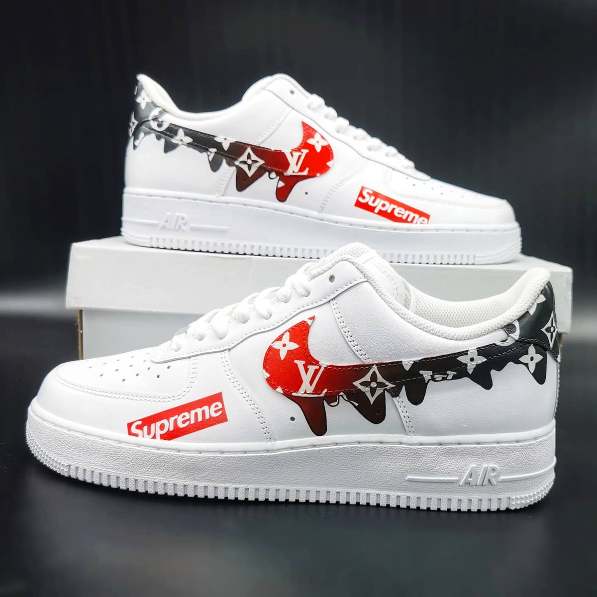 tiakooshop's tweet photo. AF1 × 𝐋𝐕 × 𝐒𝐔𝐏𝐑𝐄𝐌𝐄 ❤️

Ma dernière création, tout en rouge &amp;  noir. Plutôt sobre &amp; classe. 

𝗘𝘁 𝘃𝗼𝘂𝘀, 𝗾𝘂𝗲𝗹𝗹𝗲𝘀 𝗰𝗼𝘂𝗹𝗲𝘂𝗿𝘀 𝘃𝗼𝘂𝘀 𝗽𝗹𝗮𝗶𝗿𝗮𝗶𝗲𝗻𝘁 ?! 🎨

~
#af1 #airforce1 #af1custom https://t.co/Op93BfSE8y