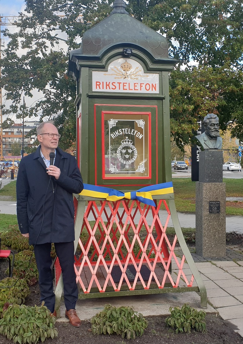 Ett gäng entusiaster med Peder Norling i spetsen har sett till att denna vackra telefonkiosk/pagod har renoverats och får pryda Telefonplan - där vi hade verksamhet från 40-talet till 2012. Vår Magnus Frodigh fick på plats tacka alla som gjort det möjligt bla <a href="/Vasakronan/">Vasakronan</a> o Peder