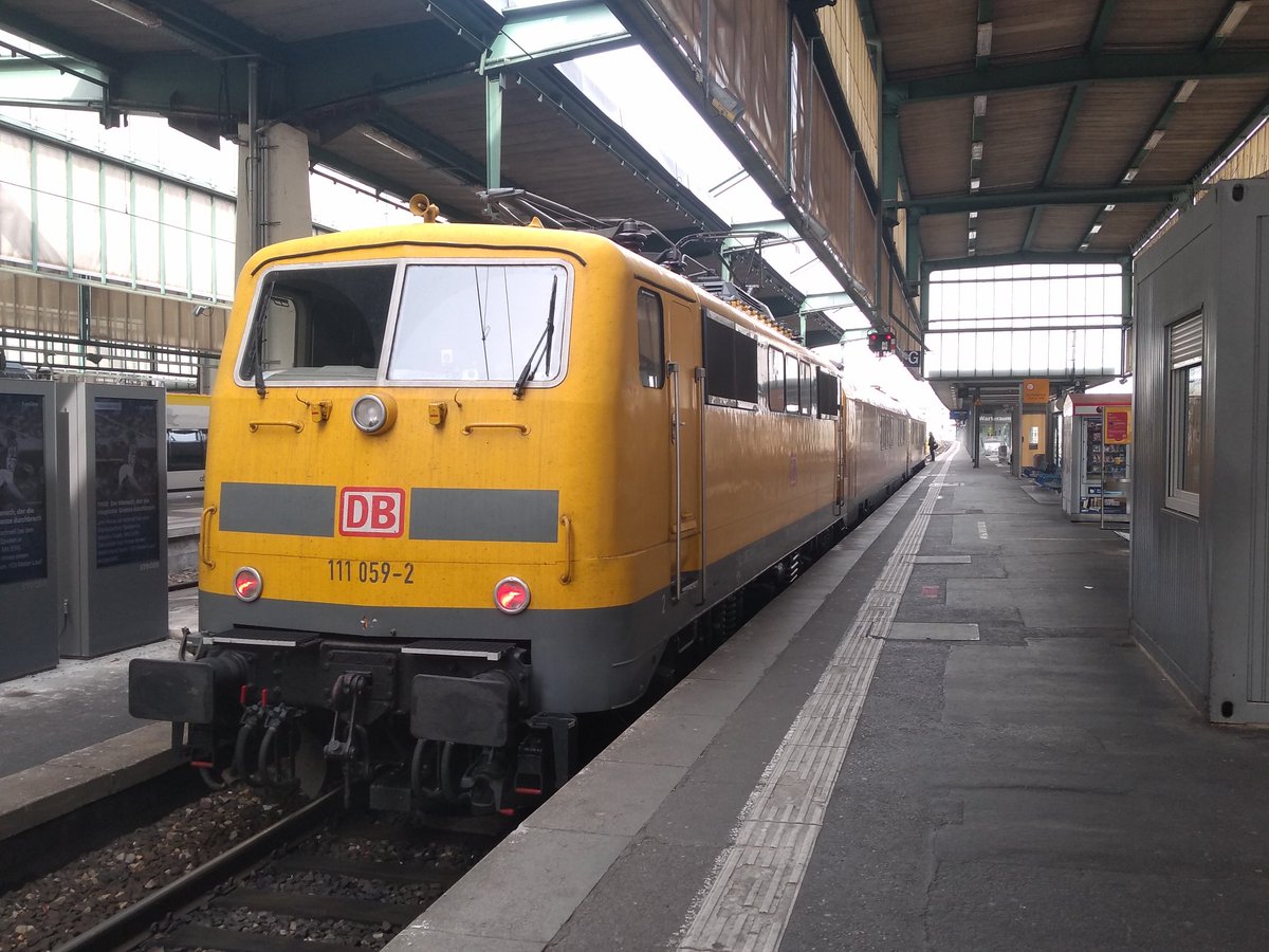 superalbs's tweet photo. German maintenance trains of #db_netz. This one is a DB 111 electric locomotive, number 111059. 😃 https://t.co/6xWKSlQSNE
