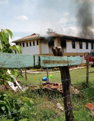 Tuko_co_ke's tweet photo. Fire razes a dormitory named Oparanya at Musingu High School in Kakamega County, two days after students reported back to the institution.
Photos: Abukuse Mike, Francis Ikoha and Dorcas Kitaa
#tukonews #Musingu #Kenya #Kakamega https://t.co/RJjDBzCN09