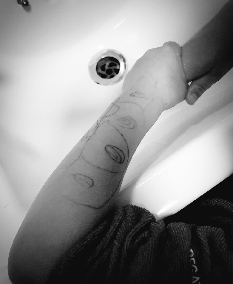 LeMoustier's tweet photo. Me: "What are those circles with dots you've drawn there, darling?"
4 yr old: "It's my Neanderthal eyes tattoo, mummy"
#ProudMama
#AlsoTerrified https://t.co/jCX5MtXpvX