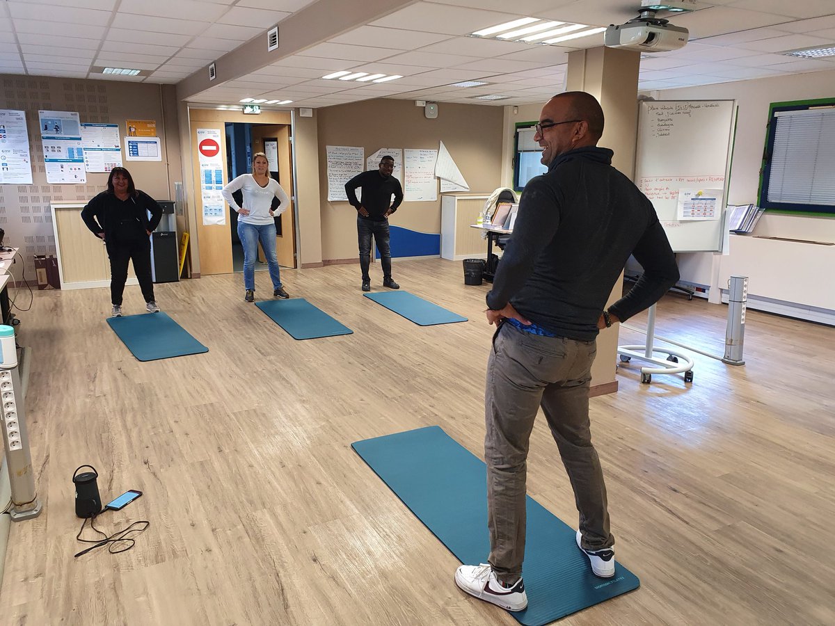 jpsaraillon's tweet photo. #grdfsecurite365
Avec les mesures distancielles qui vont bien en intérieur.
L'APPI PACA, Site de Marignane en plein effort pour bien commencer la journée, suivie d'une initiation aux gestes qui sauvent... Merci a tous et mention à #stephanefarhat #andreabury #fredericlescarret https://t.co/hElXlmH1yK