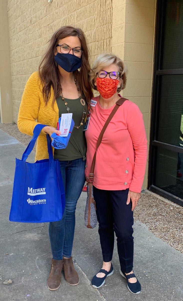 HewittElem's tweet photo. Mentor coordinator, Debbie Perry, bring “perseverance” T-Shirt to our first hear Kindergarten teacher, Koni Brewer. You are doing great, you got this Koni! @MidwayISD
#HewittHeroes #HewittStrong #midwaystrongertogether https://t.co/0VDRwt4n2z