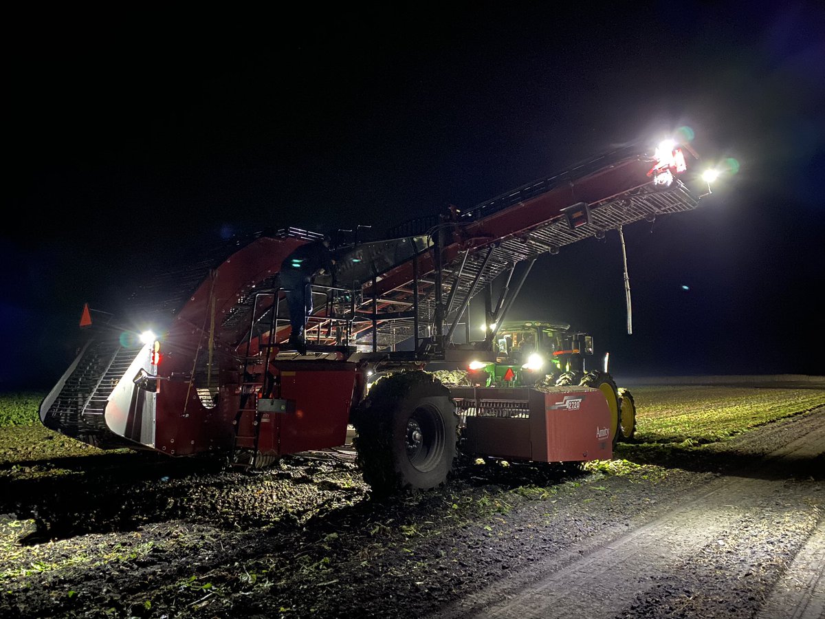 AmityTechnology's tweet image. Harvest after dark can look pretty bright! Check out the new work lights on the 2720 harvester! #harvest2020