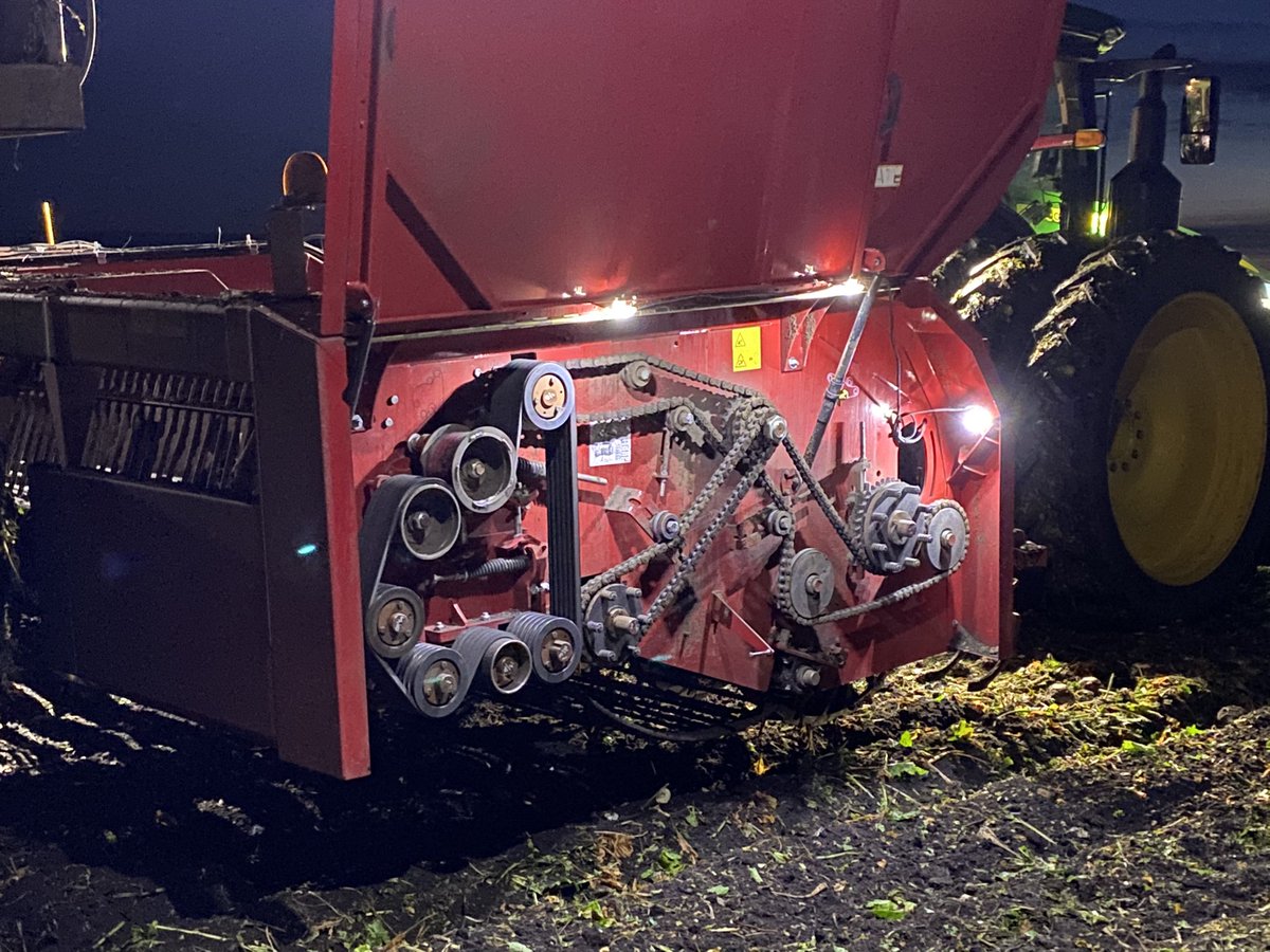 AmityTechnology's tweet image. Harvest after dark can look pretty bright! Check out the new work lights on the 2720 harvester! #harvest2020