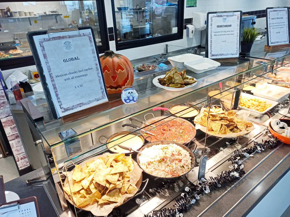 Today at Quayside Restaurant👍😃🌭🌽🥩🥪
Spicy Chunky Beef Chilli Nachos with cheese sauce and all the trimmings.
McCartney vegetarian Hotdogs with Mustard BBQ mushrooms.
And Jerk Beef Steak sandwich with Dijon mustard mayo and sweet chilly slaw, cheesy chips.