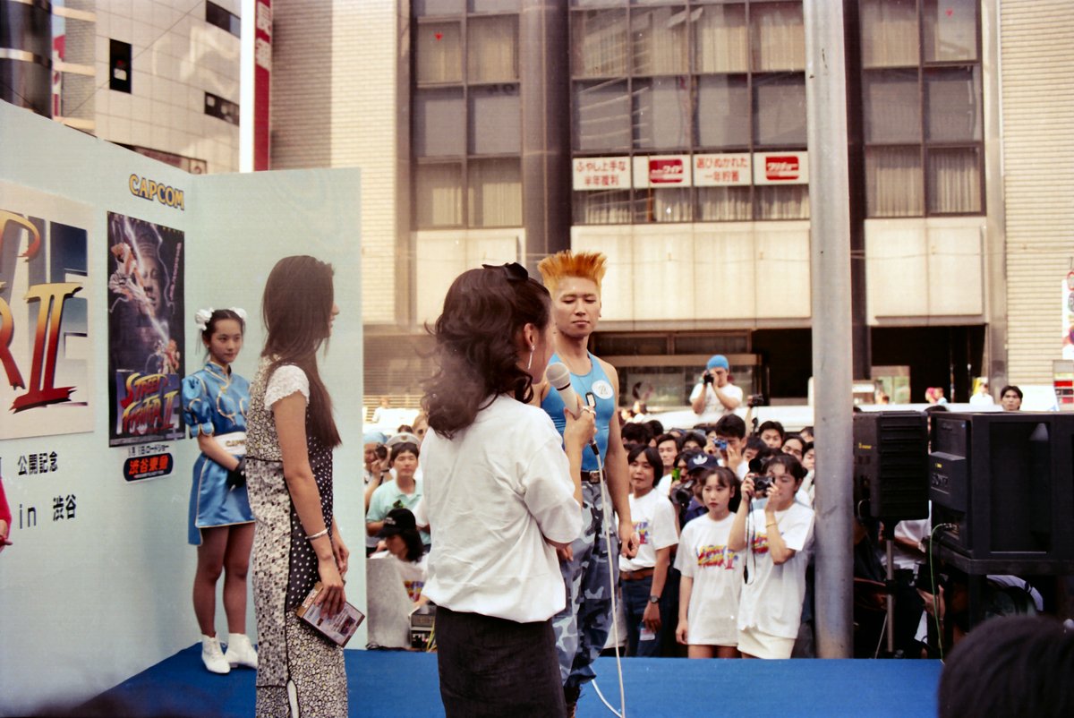 GUILE_channel's tweet photo. @mikan9br ぐふっ、それは見逃していた・・・無念！
Twitterトップの写真は1994年7月、アニメ映画化を記念した「ストIIファン決起集会 in渋谷109」というタイトルで行われたコスプレコンテスト。 優勝が私、２位キャミイ、３位がベガ。 決めポーズで群衆を沸かせた時は、人生で一番気分の良い瞬間だった。 https://t.co/QlCt5hIxzK