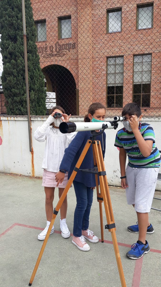 vedrunaelcarme's tweet photo. Aprenem a buscar objectes amb el telescopi i els prismàtics. Fem d'astrònoms! #intesament #primaria #escolacompetent #vedrunasantsadurni https://t.co/GpgHJ5gXJt