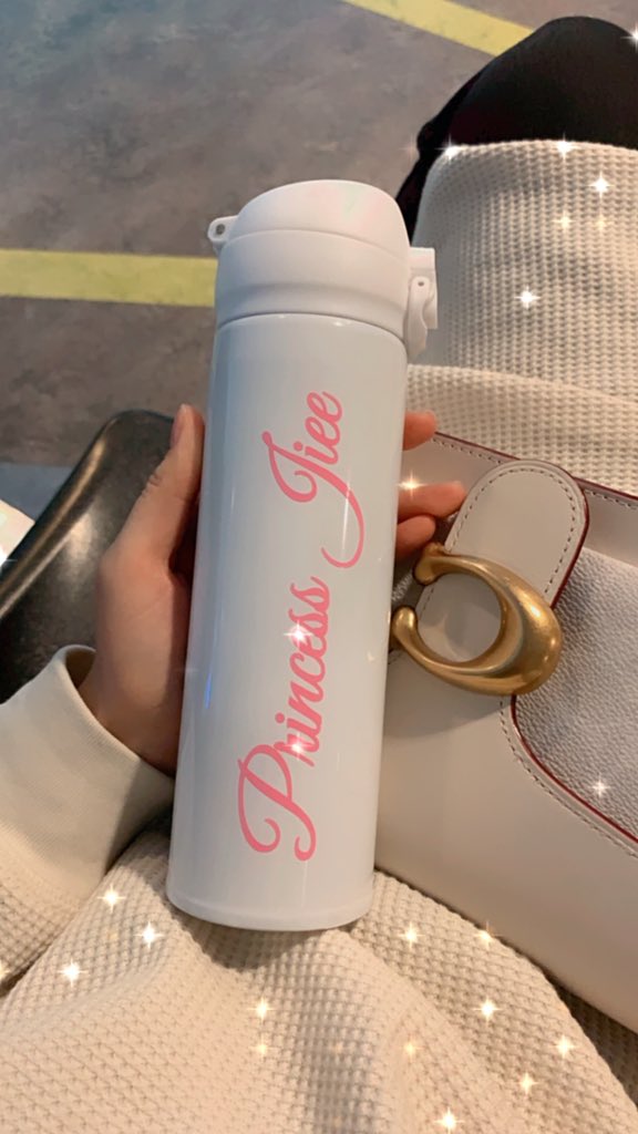 najihahshahrel's tweet photo. I believe every each of us memang perlukan thermos yang function. 

Yang size just nice and tak berat sangat untuk bawa travel. I found mine! Siap boleh personalized nama, warna and font tau. Cantik kan I punya?!

I suka buat air teh panas or just isi air suam https://t.co/h9GUIXUvt4