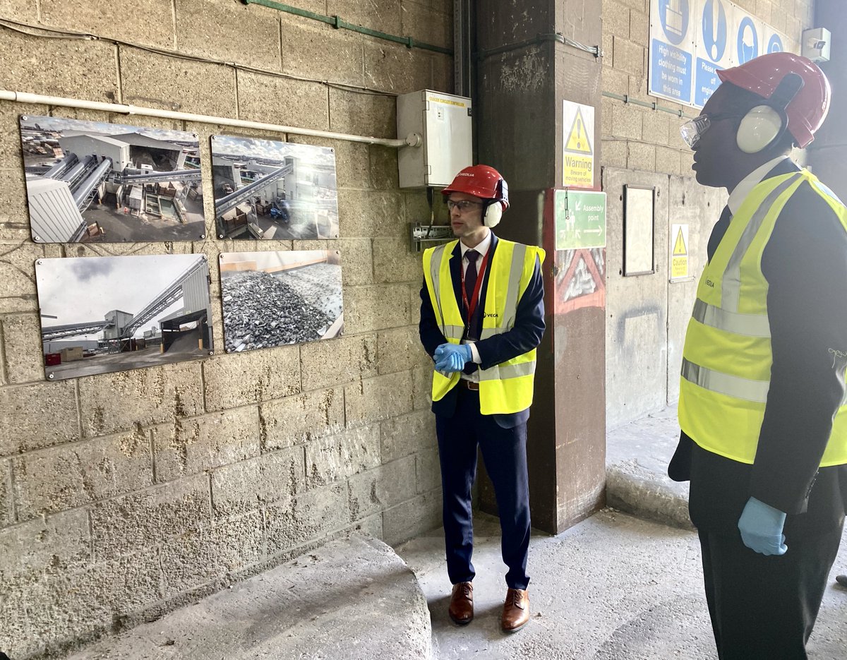 VeoliaUK's tweet photo. Last month Minister of State for Business, Energy and Clean Growth @KwasiKwarteng and Head of Heat Network policy for BEIS Arran Mornin joined @GavinGraveson at our ERF in London to discuss low carbon energy and district heating solutions #decarbonisingourfuture https://t.co/Pfts6N6Pim