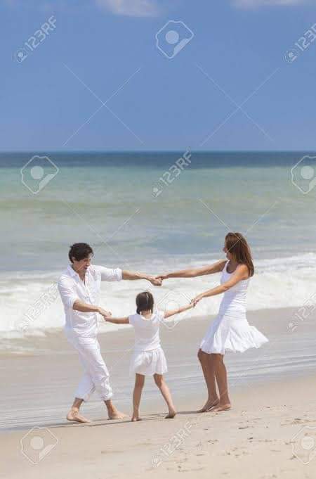 Дочка папа на пляже. Семья на море. Семья на пляже. Семья с дочкой на море. Счастливая семья со спины на море.