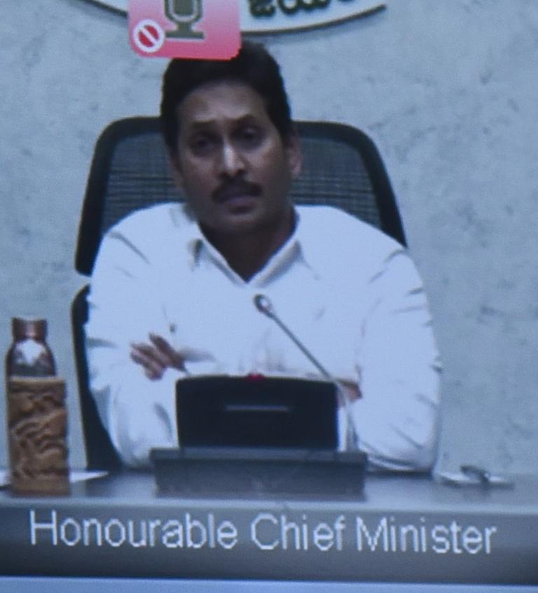 iandprvisakhap1's tweet photo. అల్పపీడనం   ప్రభావంతో భారీ వర్షాలు కురుస్తున్న నేపథ్యంలో జిల్లా యంత్రాంగం అప్రమత్తంగా ఉండాలని రాష్ట్ర ముఖ్యమంత్రి వై.ఎస్ జగన్మోహన్ రెడ్డి అధికారులను ఆదేశించారు. బుధవారం జిల్లా కలెక్టర్లతో వీడియో కాన్ఫరెన్స్ నిర్వహించారు https://t.co/7YWT5TS2Zu