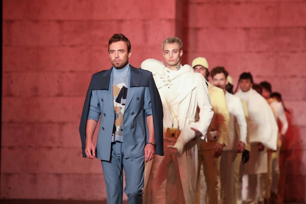 ntv_yasam's tweet photo. Murat Dalkılıç podyumda #MBFWI
https://t.co/ro35LrltIJ https://t.co/GIbp7N8Fog