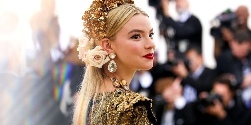 Anya Taylor-Joy será protagonista de prelúdio de ‘Mad Max: Estrada da Fúria’; filme também contará com Chris Hemsworth e Yahya Abdul-Mateen II! Saiba mais: cineverso.com.br/2020/10/anya-t…