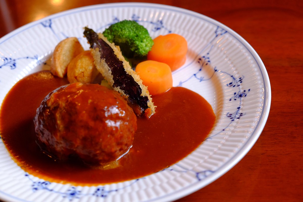Sugimo_surreal's tweet photo. Cafe Salon de The OKA
大好きな店。
カレーもパスタもハンバーグもうまい。
メニューにないオマケがいっぱい出てくる。

食器はナルミ、ジノリ、ブルーダニューブ、ウェッジウッドを使ってるし、マイセンの陶板画やリヤドロが飾ってある。

こんな素��な店があるのに栃木最下位だなんて、ショック…。 https://t.co/MikRkASI6m