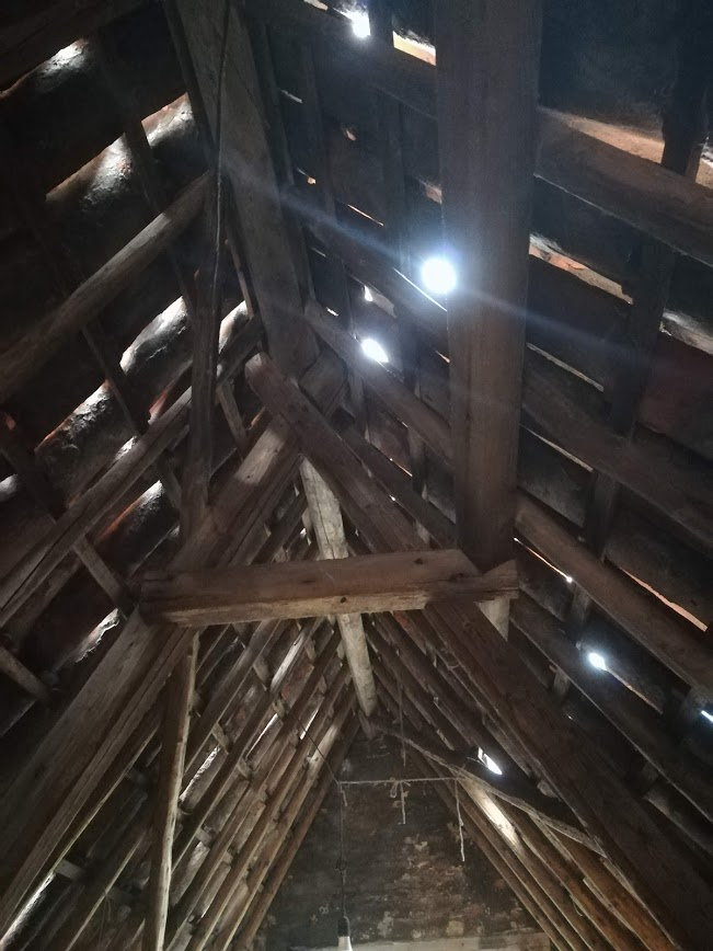 Teszelszky's tweet photo. I love an original #earlymodern timber roof truss! This one with glass roof tiles in tiny #museum het #Leids Weverhuis (weavers house). https://t.co/SmZ4hKcx6f https://t.co/TKISuWAZnW