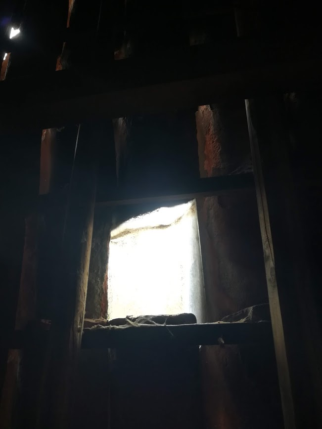 Teszelszky's tweet photo. I love an original #earlymodern timber roof truss! This one with glass roof tiles in tiny #museum het #Leids Weverhuis (weavers house). https://t.co/SmZ4hKcx6f https://t.co/TKISuWAZnW