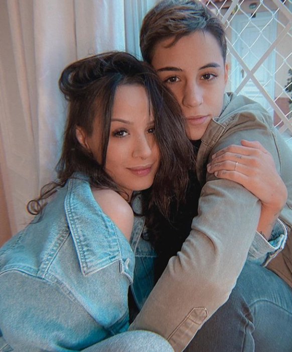 legionthaisr's tweet photo. O casal // a cadelinha https://t.co/FJUOVeXzWN