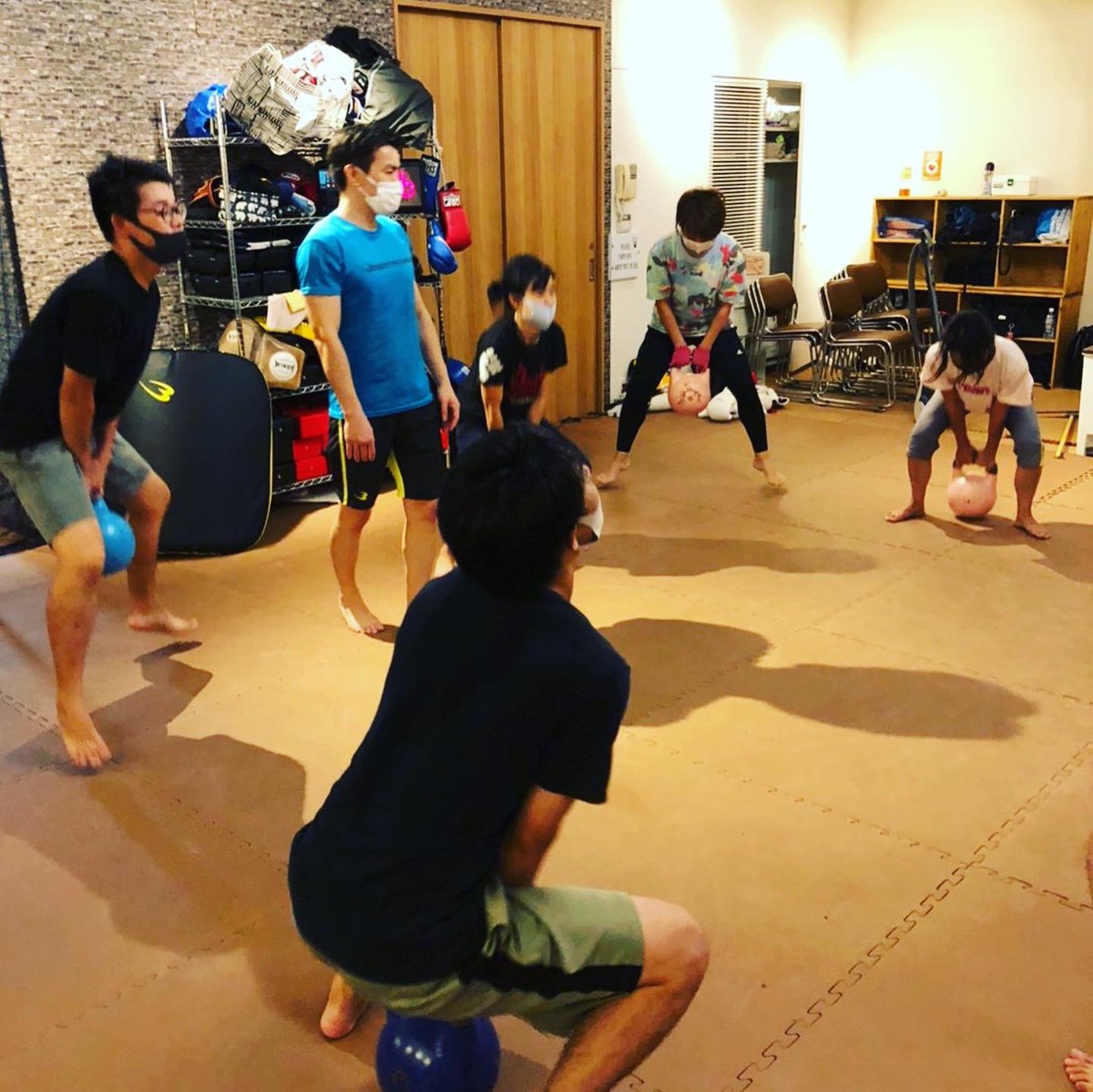 NobuchikaTerado's tweet photo. 本日の小岩キッククラスは締めでケトルベルトレーニング。もう少しやりたい種目があったけどほどほどに。ケトルベルはみんなでトレーニングできるからいいねー！
#小岩クラス #キックボクシング #スタジオシンク #studiosync #ケトルベル #kettlebell #究極のケトルベルサーキット https://t.co/VMWbHZ53qz