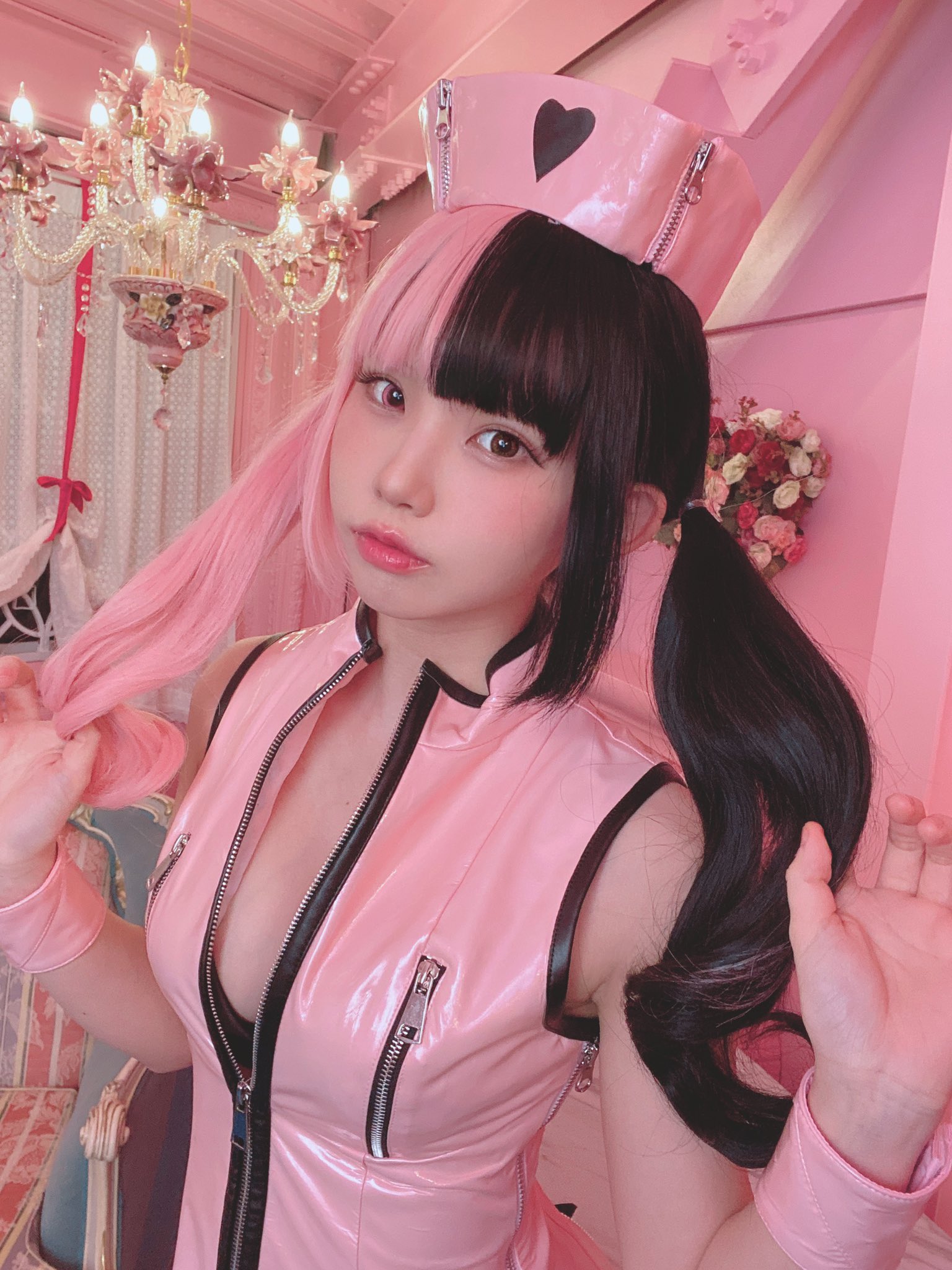 えなこ ピンク色のファスナース 髪の毛もピンクと黒のツートンカラーにしたよ T Co Q0a9jx0jfk Twitter
