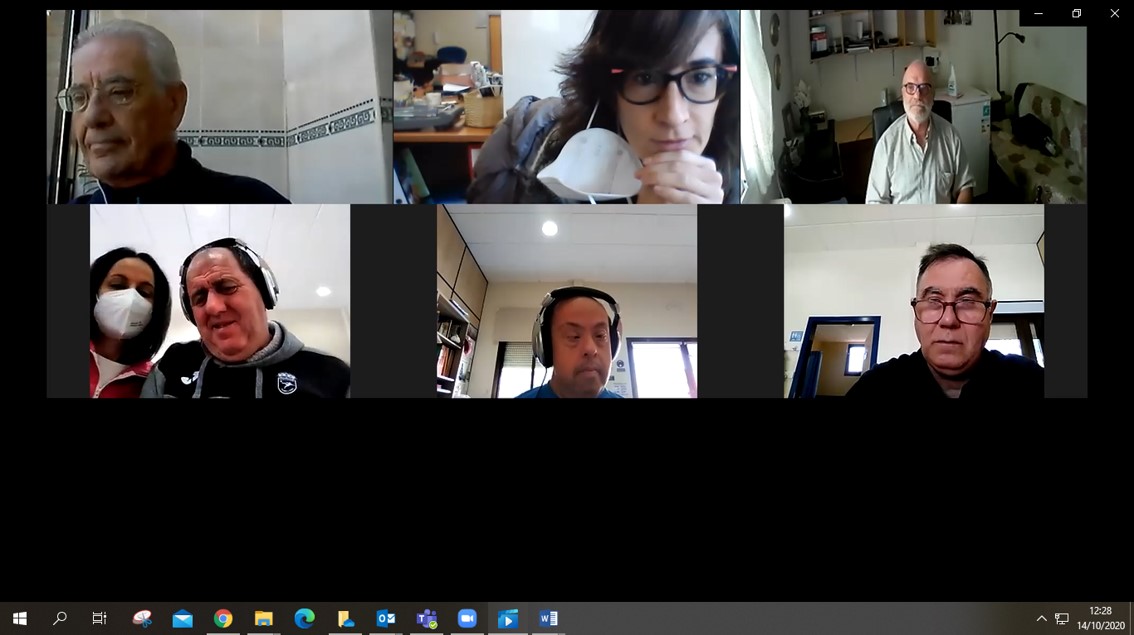 plenaCLM's tweet photo. Nuestro proyecto #Intercapacidades sigue a toda máquina formando en Internet e informática. Hoy los compañeros de Avicemcam han enseñado a personas de @AFAS_Tomelloso y Alcázar, @ASOCIACIONFUEN3  y Fuente Agria cómo usar la pizarra de la tablet, por ejemplo. https://t.co/VhxuRE8pyW