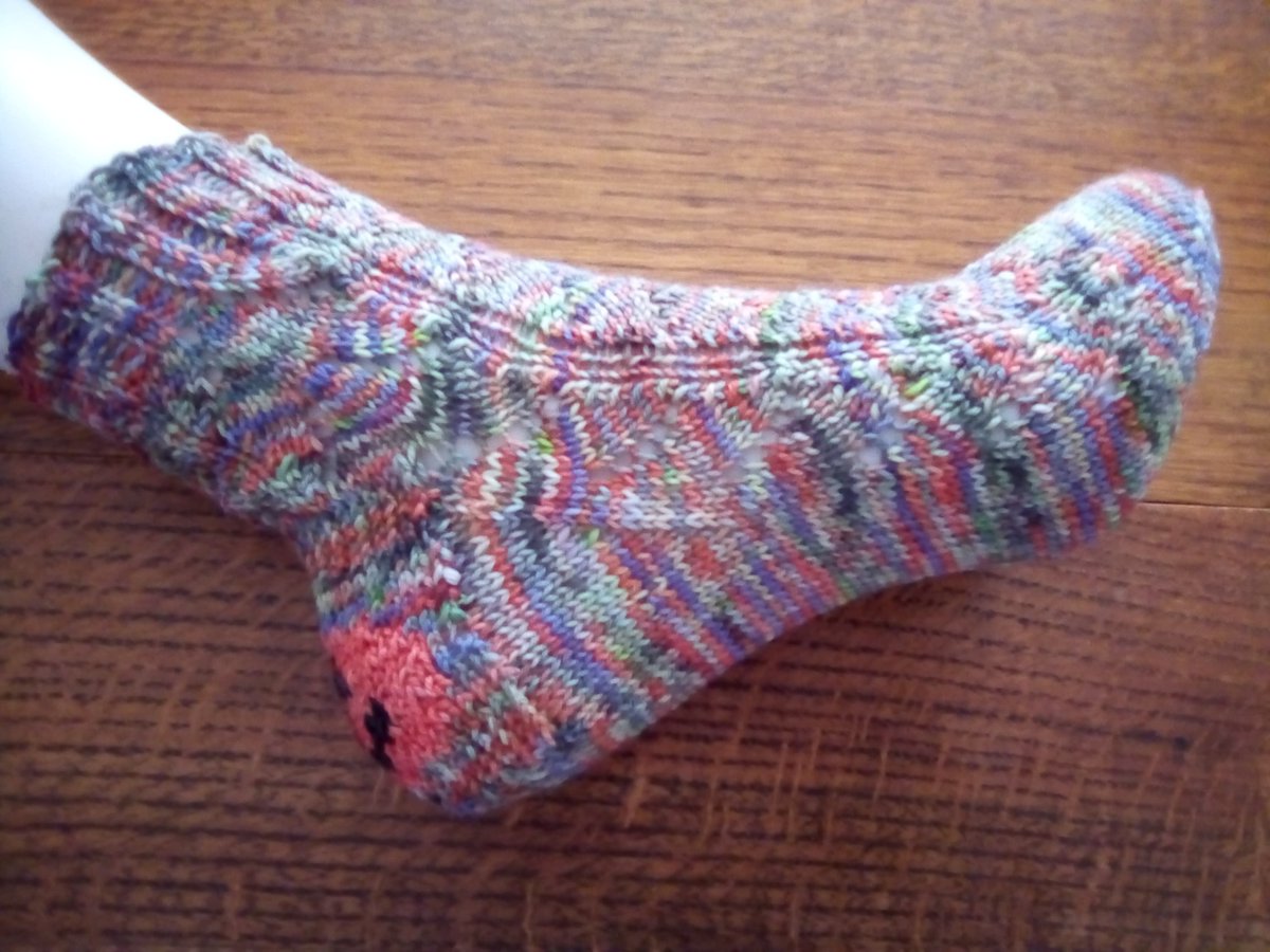 octo_army's tweet photo. Fresh off the needles - one of the Hallowe'en themed commissions, the heel will have something different on the next one <3 #Halloween2020 #pumpkins #spooky #socks #spookysocks #handmade #shopindie https://t.co/HSW0PDjhSi