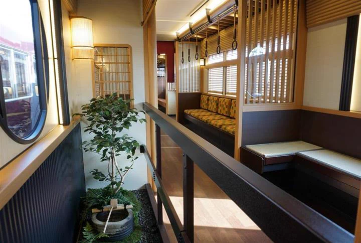 これって部屋じゃないの？京とれいん雅洛の車内がすごい！特別料金はかからず、普通の料金で乗れる！！