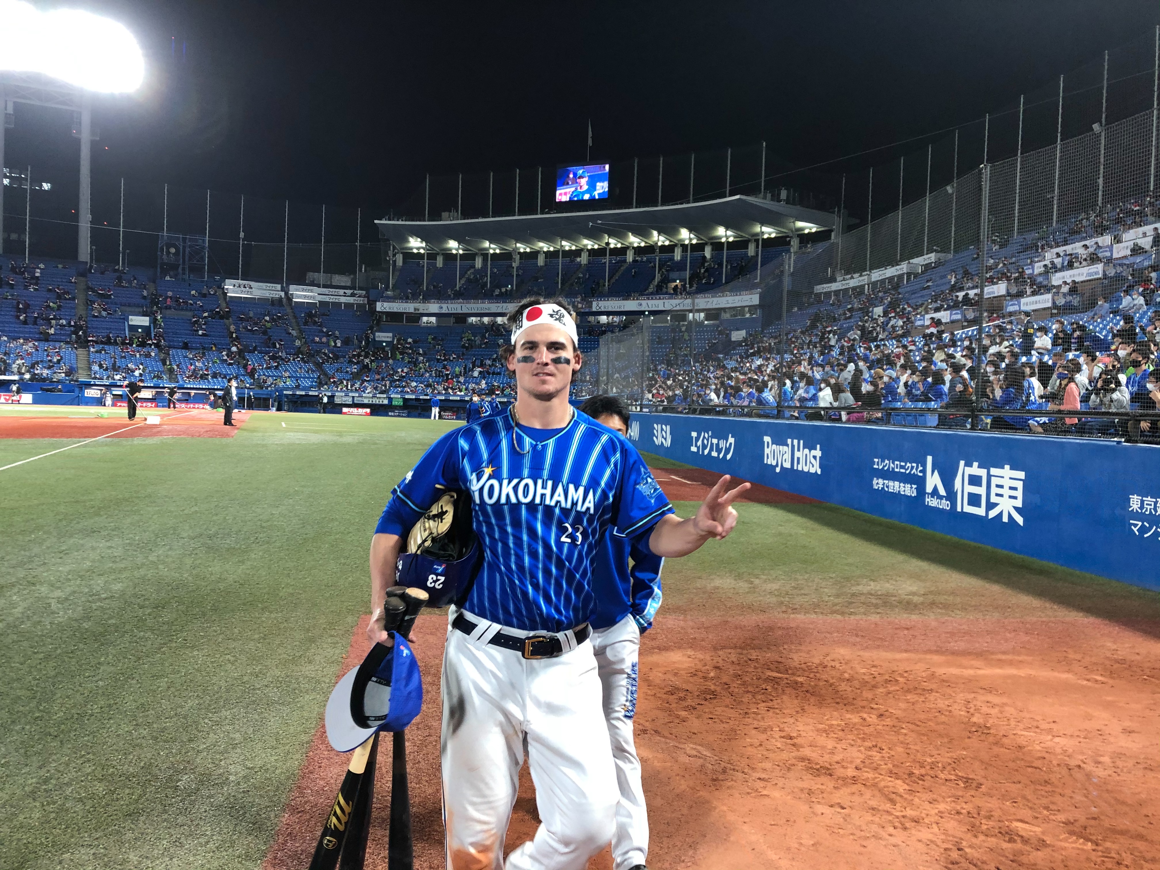 横浜denaベイスターズ 闘魂タオルのオースティン選手 妻からのプレゼントでチームの勝利に貢献 Baystars