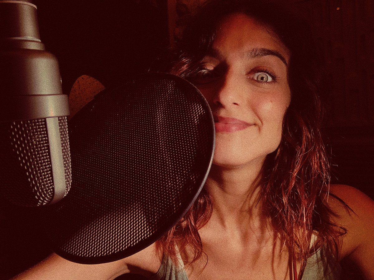 Soy muy feliz en los estudios. Cantando, doblando y haciendo publi. Tengo muchísima suerte, esa es la verdad. Nunca he mostrado nada de lo que hago doblando. Molaría que subiese algo locutándolo? Agradezco interacción:( Veo que veis mis tweets y no quiero hablar sola :(