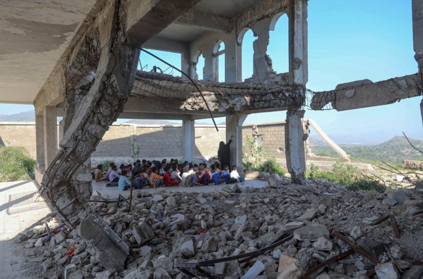 LouisEverett1's tweet photo. My Year 8 socially distanced assembly this morning revolved around analysing these 2 pictures of the first day back at school in Taiz, Yemen.
I talked about the barriers we face as a school in this pandemic, how we can overcome them &amp; how precious a high-quality education is. https://t.co/m4UkbAK0yO