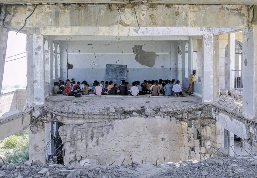 LouisEverett1's tweet photo. My Year 8 socially distanced assembly this morning revolved around analysing these 2 pictures of the first day back at school in Taiz, Yemen.
I talked about the barriers we face as a school in this pandemic, how we can overcome them &amp; how precious a high-quality education is. https://t.co/m4UkbAK0yO