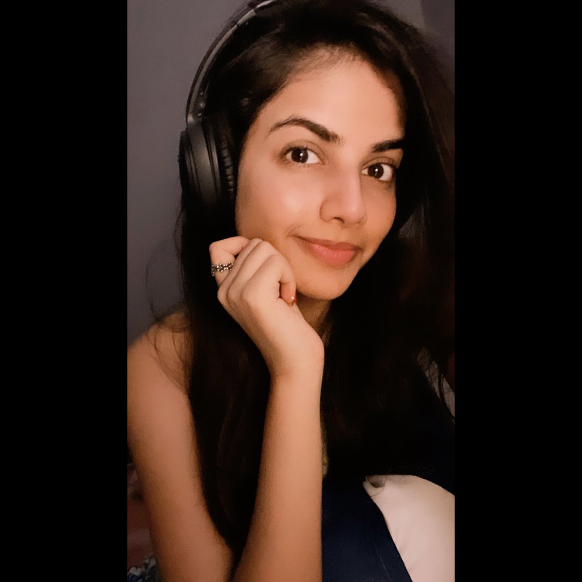 VoiceOfRitu's tweet image. What we do between the takes when the light is good...😜❤️
.
#bts #studiosession #somethingiscooking 
.
.
.
.
.
.
.
.
.
.
.
.
.
.

#selfdiscovery #nolookingback #newmusicsoon #naturelover #loveforever #quarantinelife #musician #singersongwriter #youtuber #rituagarwal #voiceofritu