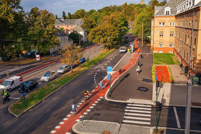 grescoe's tweet photo. *Zero* children have been killed by cars on the streets of #Oslo, capital of #Norway, since 1999. There were no pedestrian/cyclist fatalities, of any age, last year. This is true #visionzero. cc: @TheWarOnCars @Naparstek 
More on how they got there: https://t.co/W8OogxRIiR https://t.co/P0XsZvVRtJ