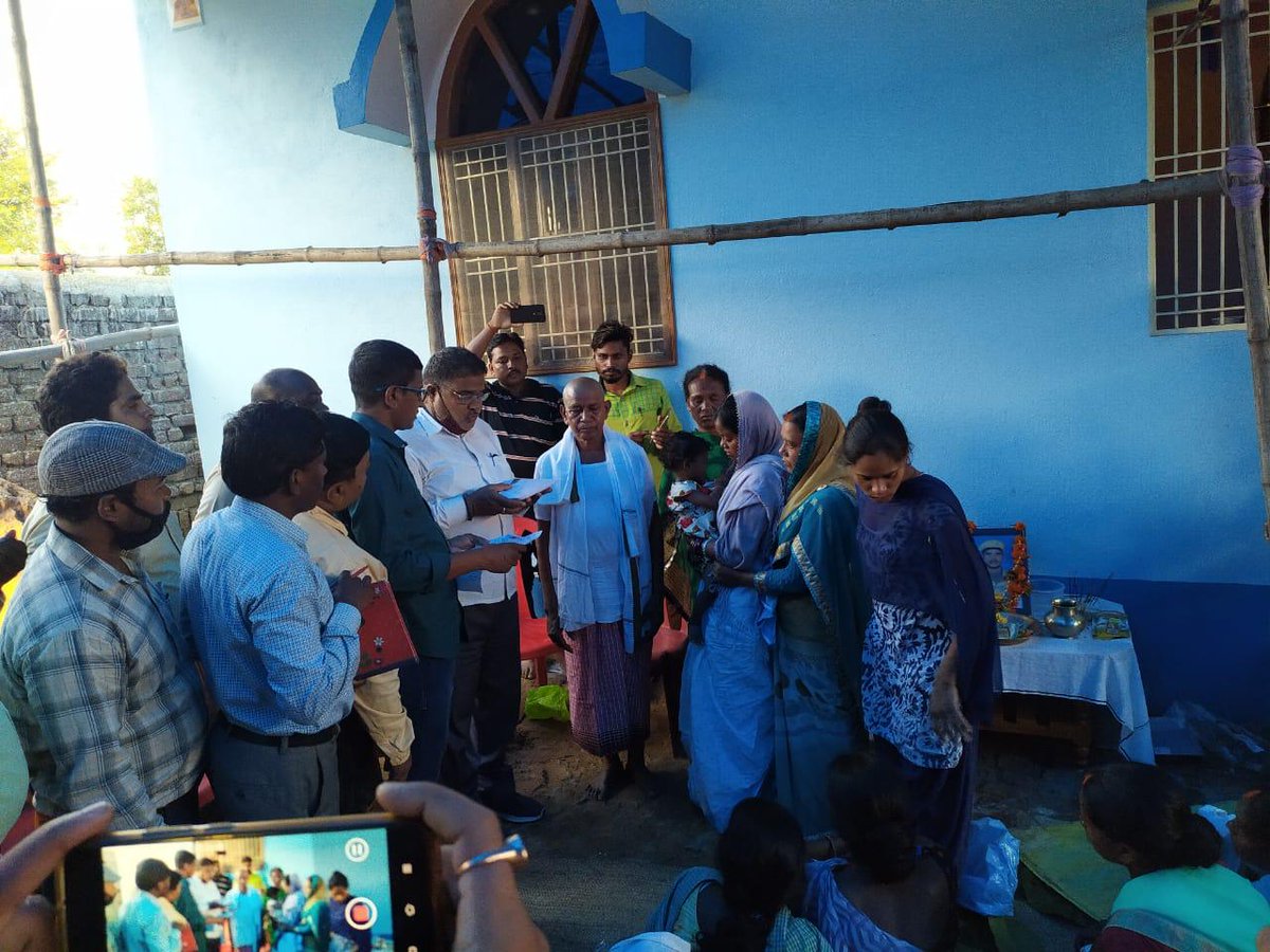 खूंटी वन प्रमंडल के अन्तर्गत तमाड़ प्रक्षेत्र में वनरक्षी के पद पर  कार्यरत स्व० सुनील टोप्पो के परिजनों को <a href="/jravss/">झारखंड राज्य अवर वन सेवा संघ</a> के द्वारा कुल ₹3,17,600/- सहायता राशि के रूप में प्रदान किया गया। विदित हो कि दिवगंत टोप्पो की आकस्मिक देहांत दिनांक 04/10/2020 को सड़क दुर्घटना में हो गया था।