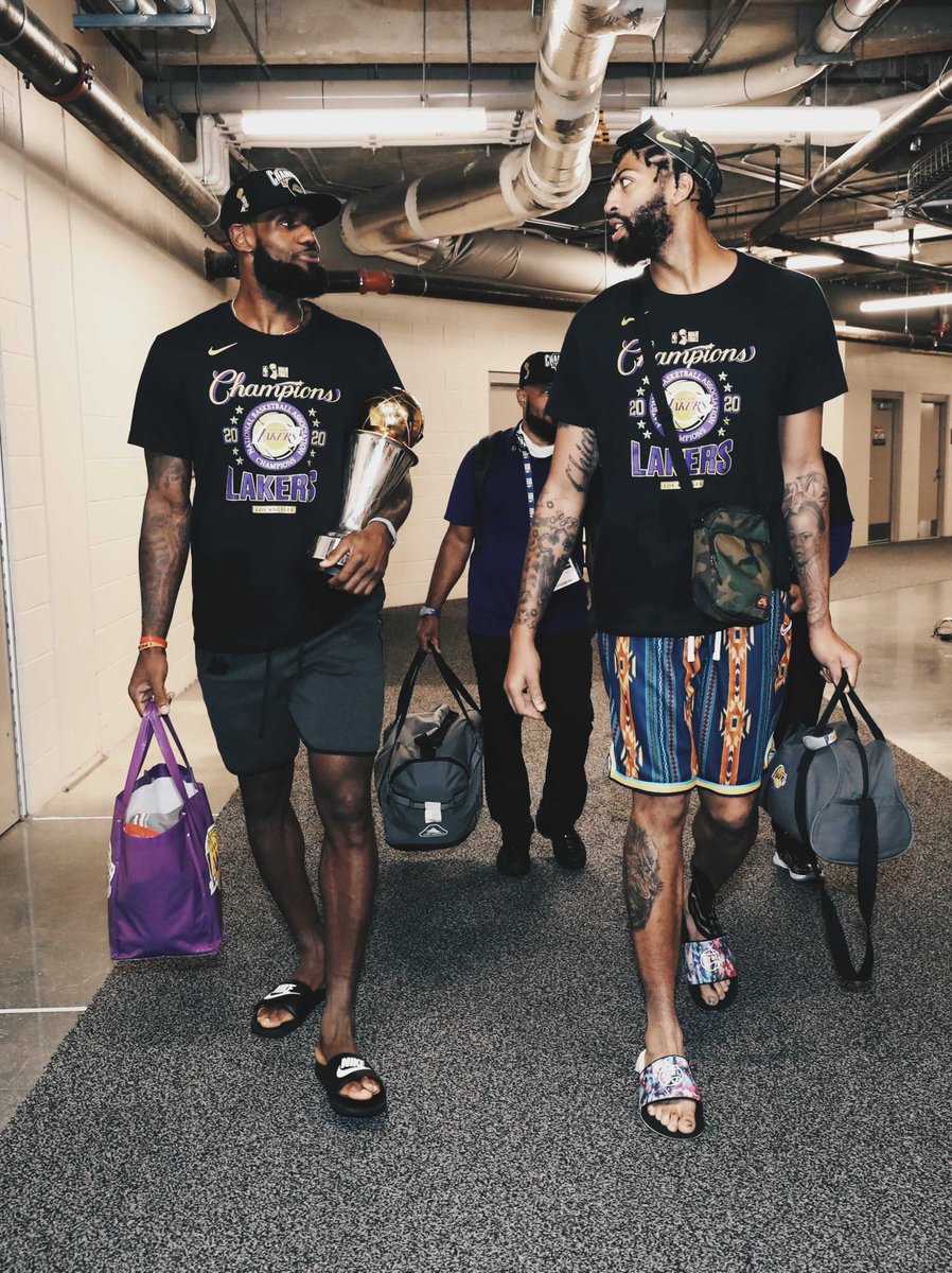 BleacherReport's tweet photo. The Lakers have won a championship to start the last three decades 🏆

2000: First from Kobe &amp; Shaq three-peat
2010: Second of Kobe's back-to-back run
2020: LeBron's fourth ring on third team https://t.co/THMINFjLSH