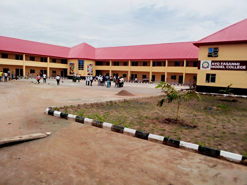 JohnpaulID's tweet photo. ..... this is too superb. Standard Tables &amp; chairs for the newly established secondary schools in #adometropolis on display.
Congratulations to #TeamJKF2 and #Ekiti
#PROJECTSinspection
@kfayemi @bisiafayemi @AbiodunBorisade @purrples @eggheader https://t.co/ggzKUVEcT7