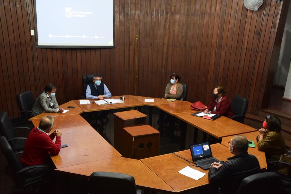 SanMiguel_CL's tweet photo. A esta hora @AlcaldeSanhueza reunido con vecinas y vecinos en búsqueda de soluciones para evitar la construcción de las 23 torres en terrenos de ex Ciudad del Niño y dar vida allí a un gran pulmón verde e ir tras el rescate histórico. https://t.co/xgngqbsUug
