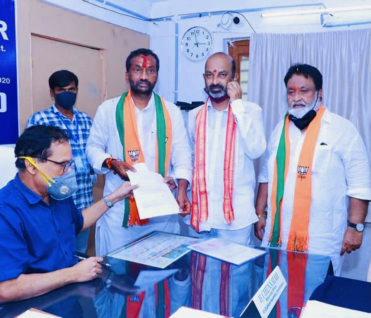 apjithender's tweet image. Filed nomination papers for #BJP MLA Candidate Sri @RaghunandanraoM garu for #DubbakaBypolls with @BJP4Telangana President Sri @bandisanjay_bjp garu. 

There is a very strong BJP wave across #Dubbaka constituency and we will emerge victorious! #DubbakaWithBJP #Dubbak @RaoMlc