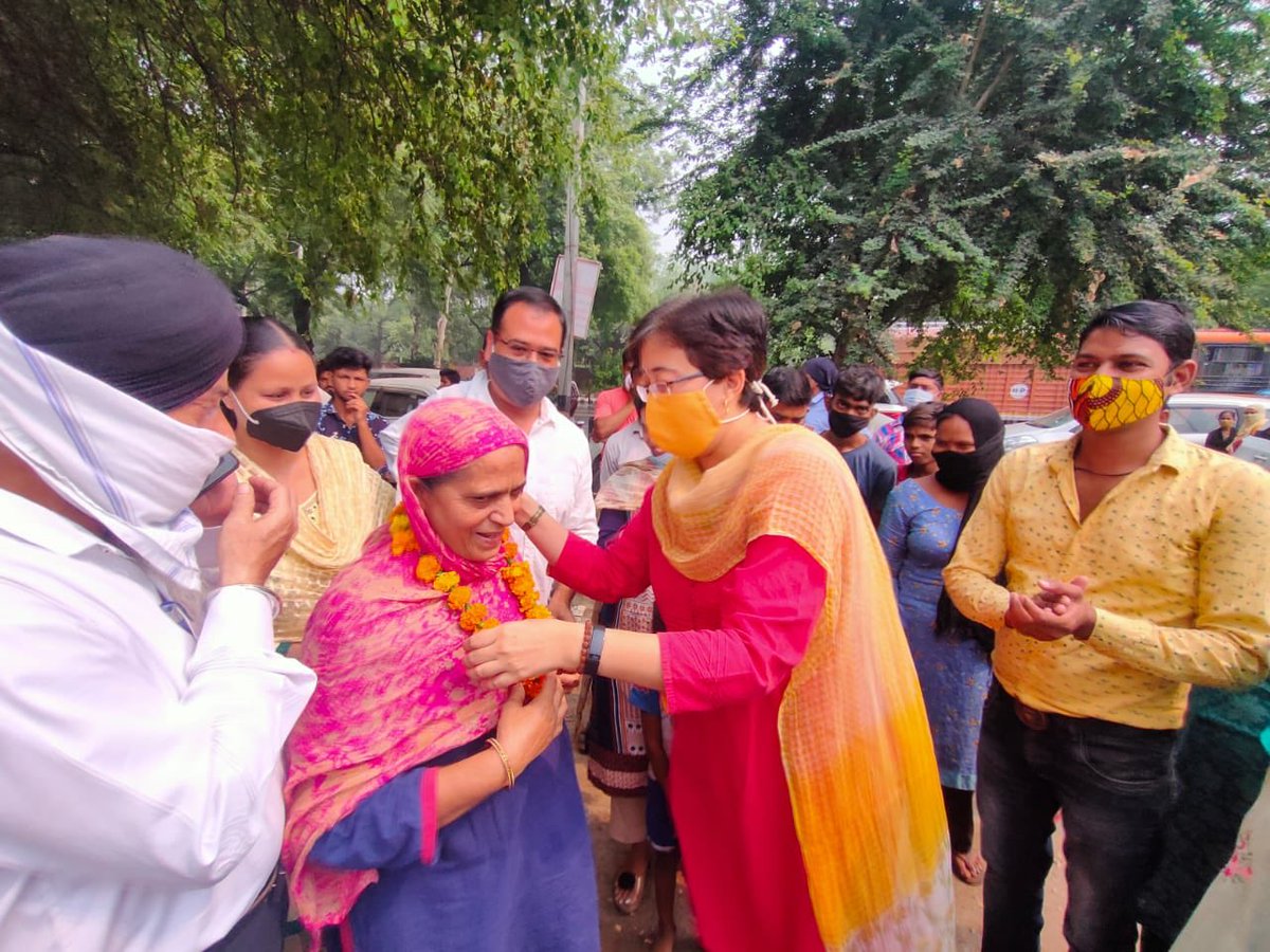AtishiAAP's tweet photo. Srinivaspuri Ward of Kalkaji will now be tanker free! Inaugurated water pipeline work in ‘Green Camp’, on Mathura Rd, the last area still dependent on water tankers! No more lines for water! 

Thank you @ArvindKejriwal for changing the life of the common man and woman of Delhi! https://t.co/Q1XYwjubjo
