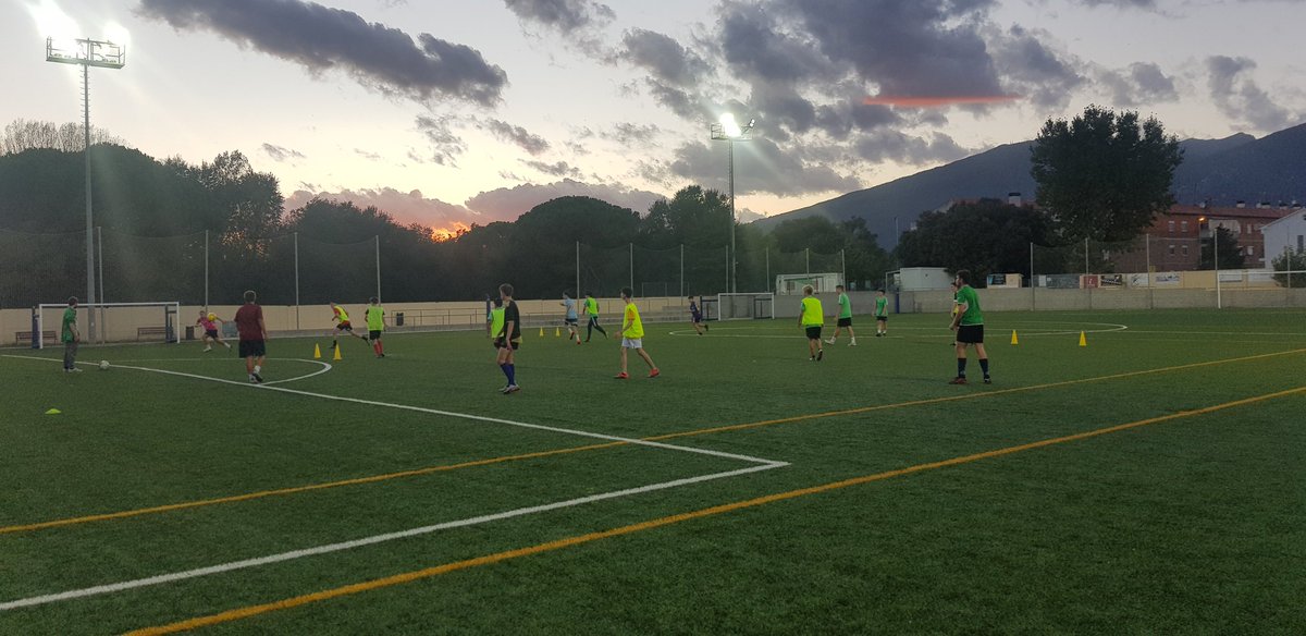 ℹ INFORMACIÓ ENTRENAMENTSℹ

Després del comunicat de la <a href="/FCF_CAT/">Federació Catalana de Futbol</a> on s'informa de la suspensió dels partits dels propers 15 dies, hem decidit continuar amb les sessions d'entrenament dels nostres equips, respectant sempre les mesures de seguretat.

#EndavantBatllòria